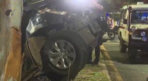 Fernando de la Mora: Automóvil chocó contra un árbol y murieron los dos ocupantes - Radio Imperio