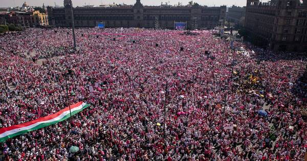 La Nación / Miles de mexicanos protestaron contra reforma electoral