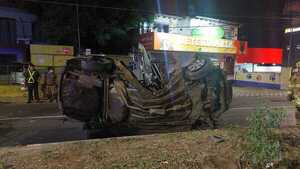 Aparatoso accidente dejó dos fallecidos sobre la avenida Mariscal López - Megacadena — Últimas Noticias de Paraguay