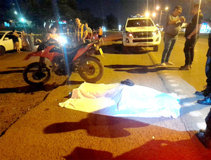 Motociclista muere al caer sobre la ruta y golpear la cabeza - La Clave