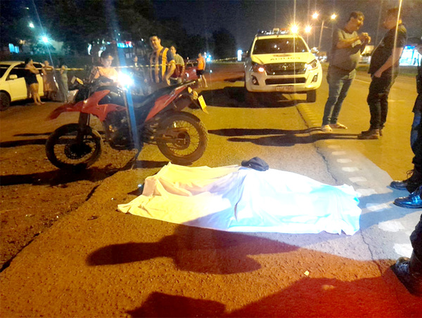 Motociclista muere al caer sobre la ruta y golpear la cabeza - La Clave