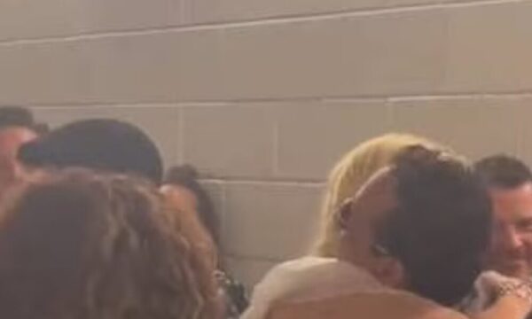 (VIDEO)Marc Anthony captado abrazando a una mujer y despertó celos de Nadia Ferreira