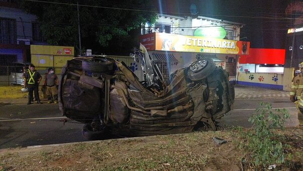 Aparatoso accidente dejó dos fallecidos sobre la avenida Mariscal López de Asunción