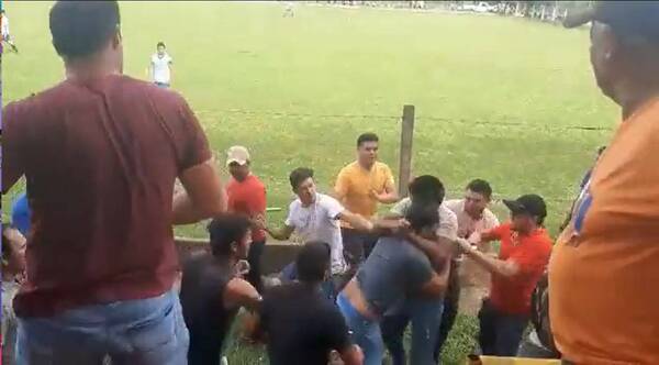 [VIDEO] Gradas se convirtieron en ring de boxeo: hinchas se agarraron a golpes