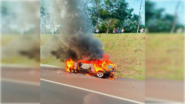 Sintió olor a quemado mientras manejaba: era su auto del año 1980 que se hizo cenizas