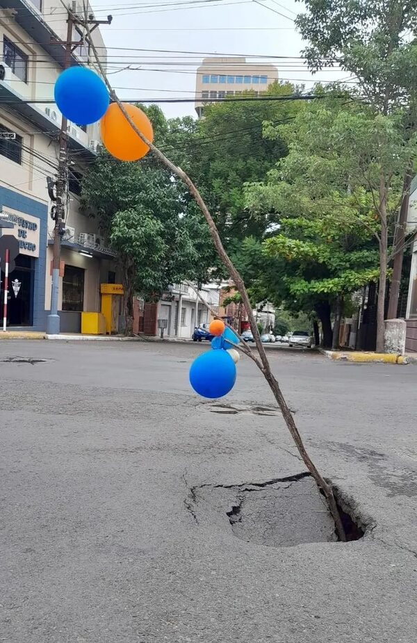 Con globos señalizan bache en el centro de Asunción - Nacionales - ABC Color