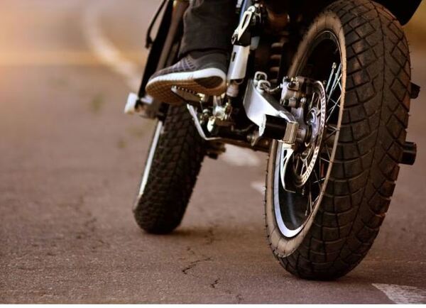 Incautan una moto y aprehenden a joven que se negó a mostrar sus documentos - La Clave