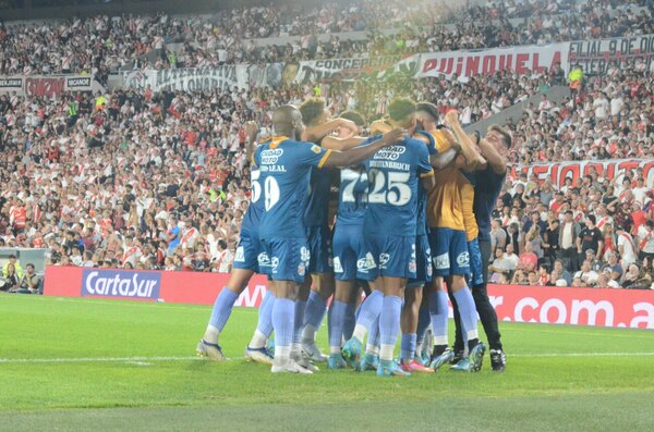 Versus / El ex Cerro Porteño que amargó y "chicaneó" a River en el Monumental