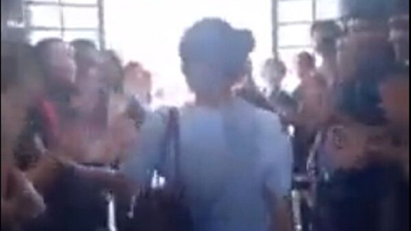 Docente se jubila y alumnos la homenajean con pasillo de aplausos