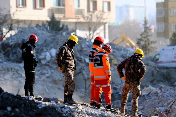 Un muerto y 69 heridos en un nuevo terremoto en el sureste de Turquía - Unicanal