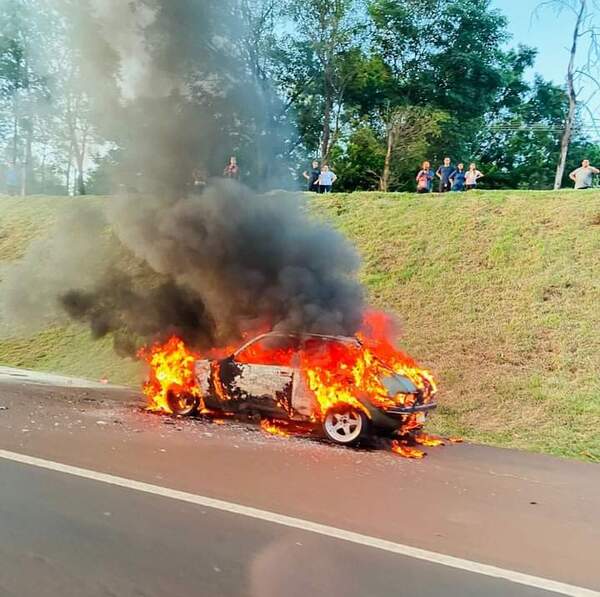 Diario HOY | Vehículo se incendia en plena marcha en Ciudad del Este