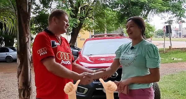 Policía encuentra billetera con dinero y lo devuelve a la dueña - Noticiero Paraguay