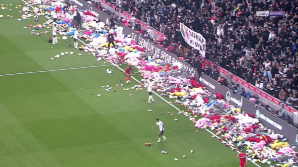 Versus / Hermoso gesto de los hinchas del Besiktas a las víctimas del terremoto en Turquía