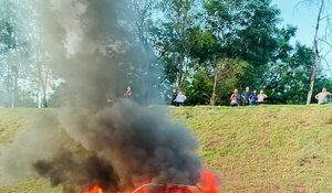 Vehículo se incendia en plena marcha en Ciudad del Este