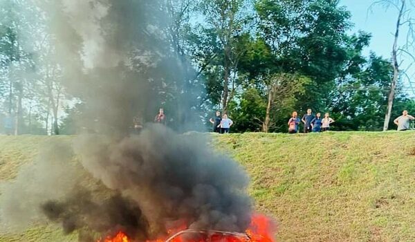 Vehículo se incendia en plena marcha en Ciudad del Este