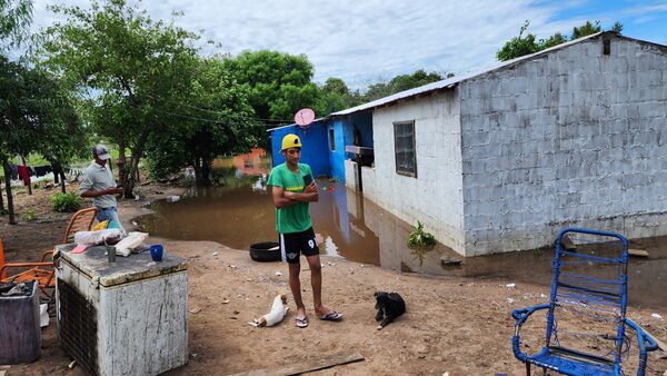 Todo un barrio de Vallemí aun en agua