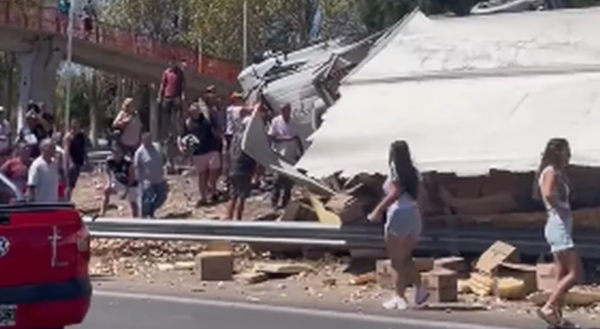 (Video) Camión que transportaba papas fritas tumbó y mientras chofer pedía socorro vecinos le saquearon