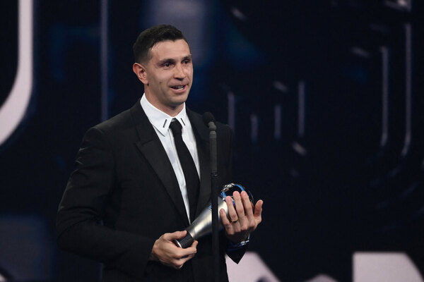 Versus / El argentino 'Dibu' Martínez galardonado con el premio The Best de la FIFA al mejor arquero