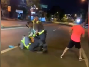 (Video) Agentes de la Patrulla Caminera reventaron la cabeza de un hombre con linterna