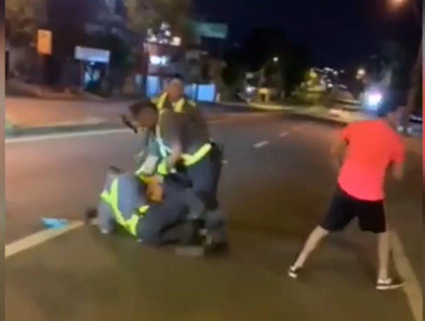 (Video) Agentes de la Patrulla Caminera reventaron la cabeza de un hombre con linterna