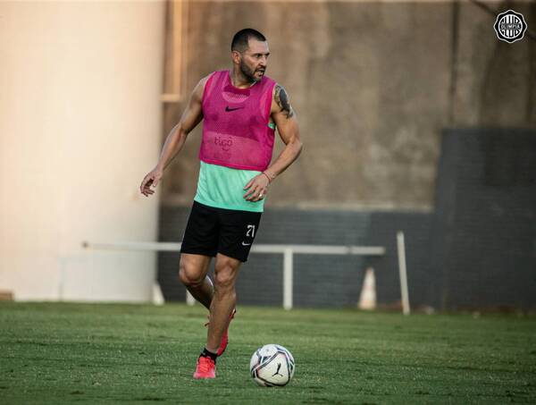 Olimpia: Un desesperado Julio C. Cáceres busca solución en defensa