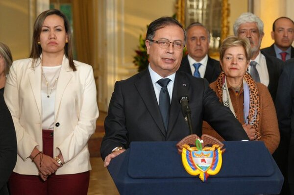 Petro cambia por sorpresa a tres ministros en la primera crisis de su gabinete