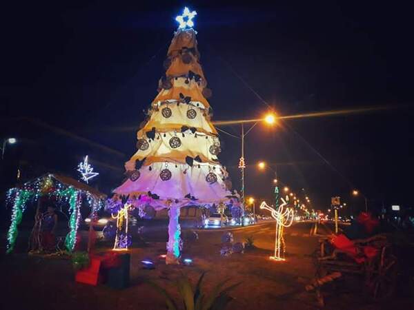 Vecinos hermosean la avenida Perú con motivos navideños - La Clave