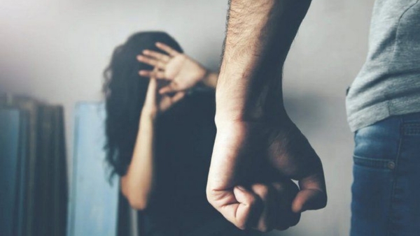 Adolescente de 14 años denuncia al papá de su hija por amenaza de muerte