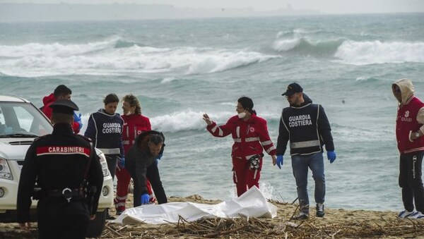Italia defiende sus leyes migratorias tras trágico naufragio frente a sus costas - .::Agencia IP::.