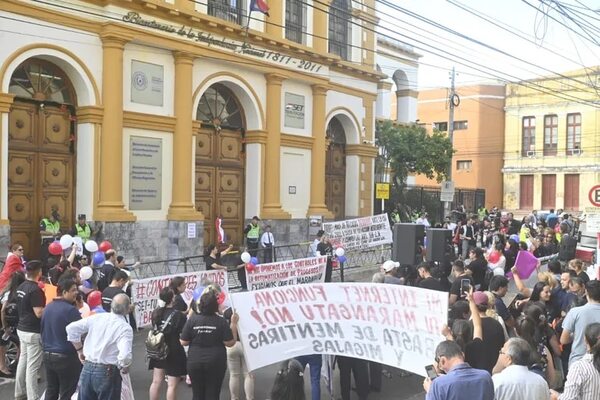 Contadores protestan frente a SET ante constantes fallas de sistema Marangatu - Economía - ABC Color