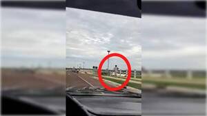 [VIDEO] Ejemplo para muchos: mientras trota, recoge la basura de los “puercos”