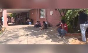 Pacientes con chikungunya esperan en el suelo de urgencias