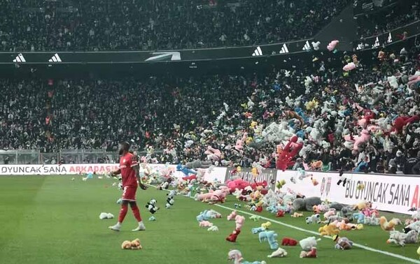 Lluvia de ropa y peluches en Turquía: la donación de hinchas para ayudar a las víctimas del terremoto – Prensa 5