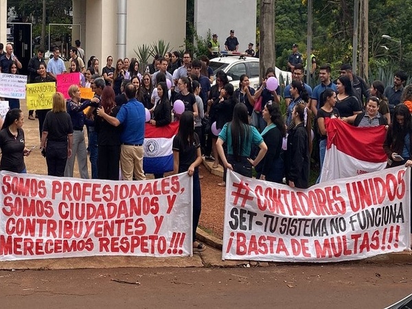 Contadores protestan por constantes fallas del sistema informático tributario - La Tribuna