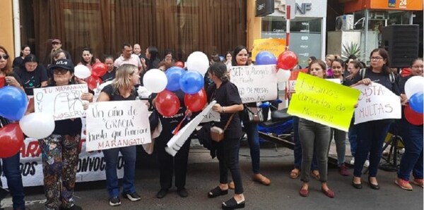 Manifestación de contadores frente a la SET por fallas en sistema Marangatú