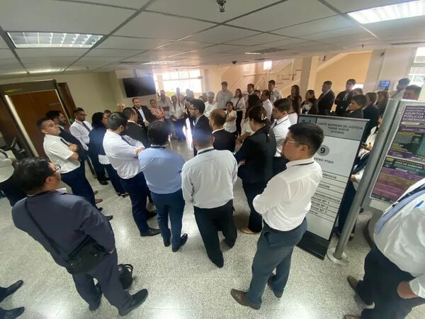 Ujieres exigen aumento salarial y mejores condiciones laborales a la Corte - Nacionales - ABC Color
