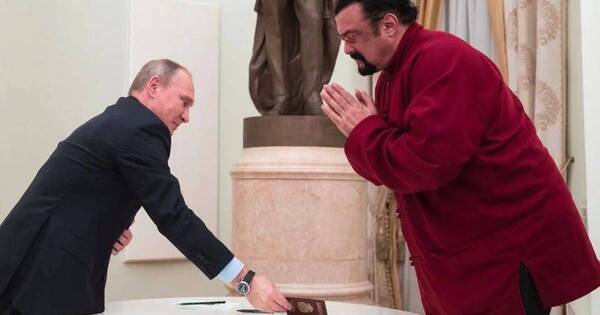 La Nación / Steven Seagal rezó por Putin al recibir la Orden de la Amistad