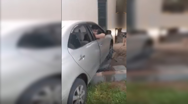 Diario HOY | VIDEO | Policías ebrios chocan contra una vivienda en Luque