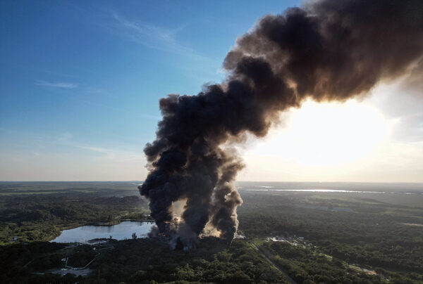 Ascienden a tres los muertos por incendio en refinería del oriente de México - MarketData