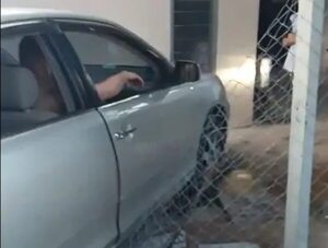 Video: policía ebrio al volante chocó contra una vivienda en Luque - Policiales - ABC Color