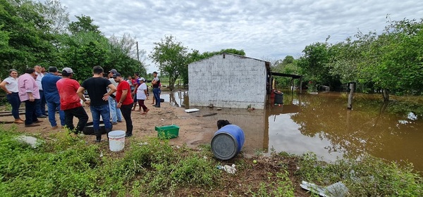 Ministerio de Salud asiste a damnificados por inundaciones en Vallemí - .::Agencia IP::.