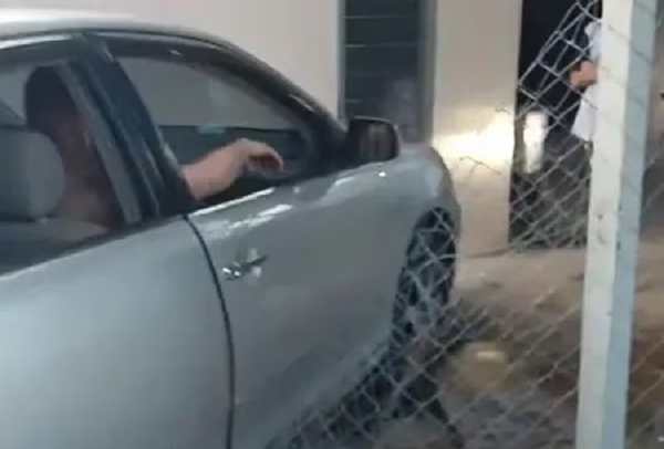Policías borrachos atropellaron una casa y quedaron detenidos - Noticiero Paraguay