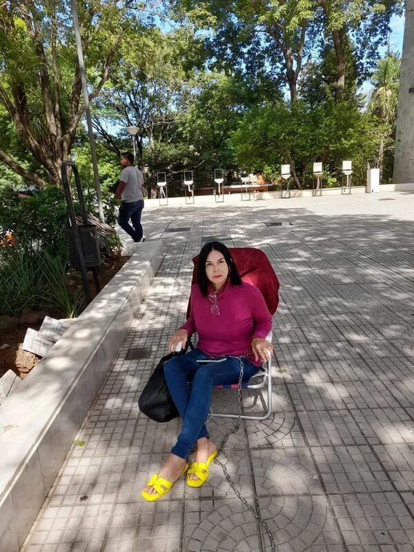 Encadenada, mamá de Belén Whittingslow pide que jueza se inhiba o sea suspendida - Nacionales - ABC Color