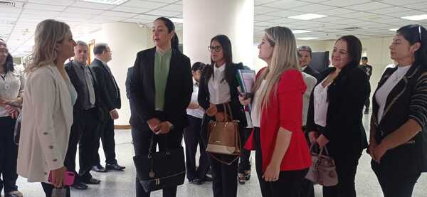 Ujieres y actuarios judiciales se manifiestan, exigiendo aumento salarial - Megacadena — Últimas Noticias de Paraguay