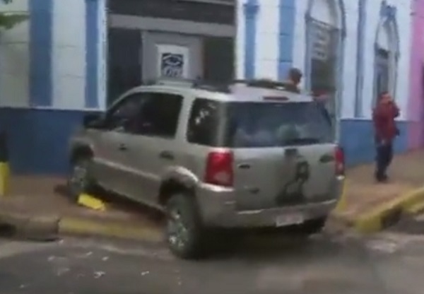 Reportan choque en transitado cruce en el microcentro