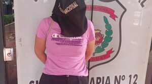 A los golpes: regresó de España, peleó con su hija para que deje la casa y fue detenida