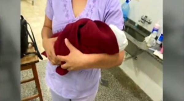 Diario HOY | Beba abandonada en baldío recibió el alta y fue entregada a una familia acogedora
