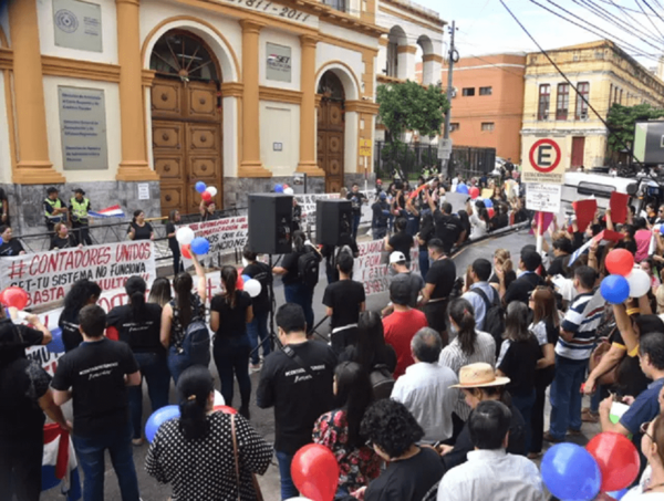 Contadores se movilizan frente a la SET contra fallas del sistema Marangatú · Radio Monumental 1080 AM