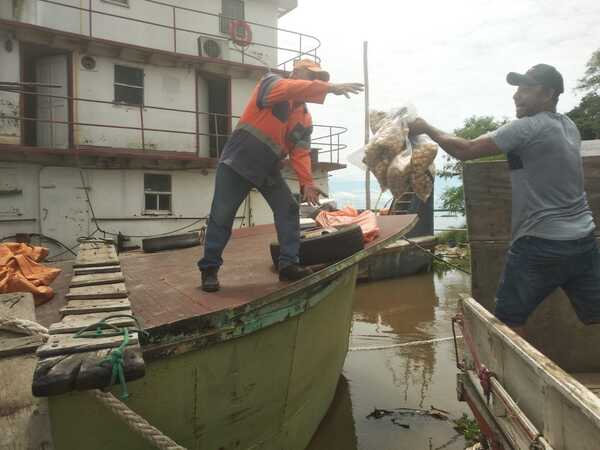 Tras inundaciones: SEN y otras autoridades asisten a familias de Puerto Sastre y Puerto Casado