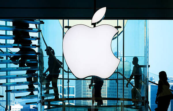 La Comisión Europea modifica cargos contra Apple por posición dominante en el mercado de la música en línea - Revista PLUS